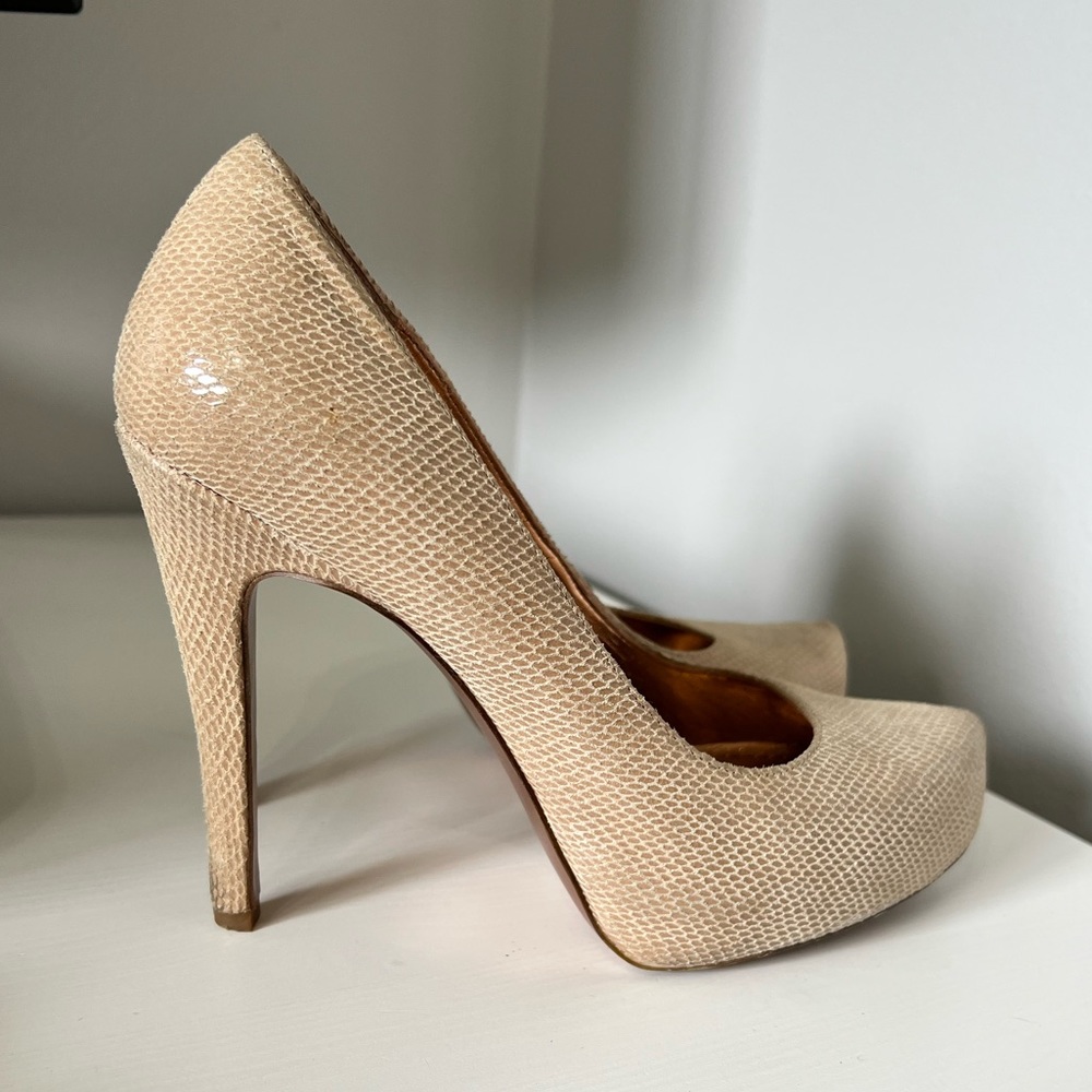 BCBGENERATION LEATHER PUMPS